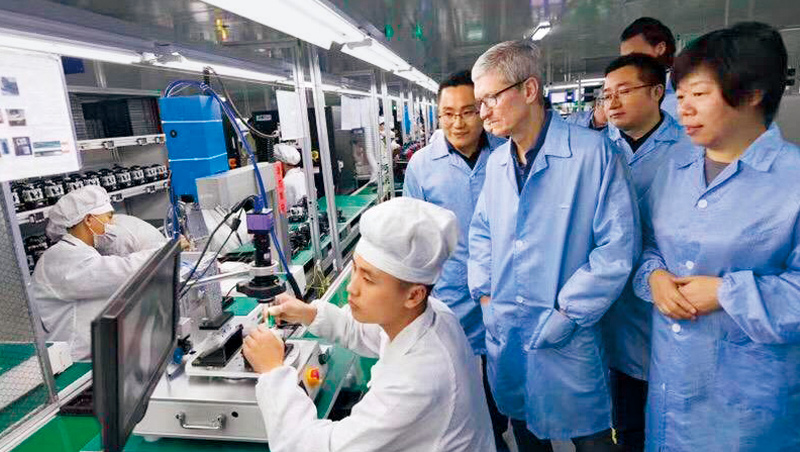 蘋果執行長庫克（右4）和低調務實的王來春（右1）很投緣，不但前往中國拜訪立訊工廠，還幫她牽線台灣投資對象。